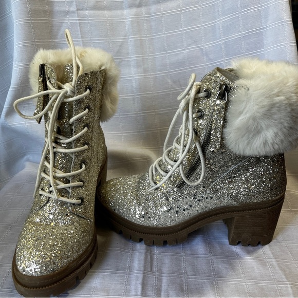 Very G Sparkling Silver Ankle Boots with Faux Fur Trim Women's Size 6.5 Glam - Picture 2 of 12